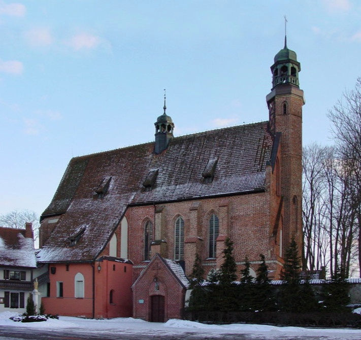 Gotycka ceglana bryła kościoła w Żukowie